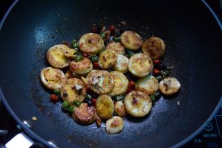 调入适量生抽和蚝油，掂锅使调料均匀裹在鸡蛋片上就可以出锅