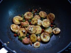 调入适量生抽和蚝油，掂锅使调料均匀裹在鸡蛋片上就可以出锅