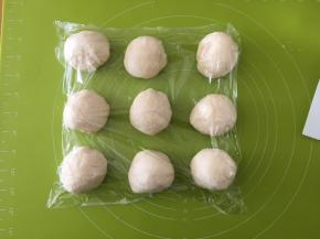 把面团取出按压排气，均分为9份，盖上保鲜膜松弛15分钟