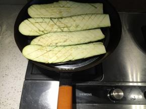 茄子对半切开，斜刀切，但是不要切断，跟切鱿鱼花一样的手法，上锅，打开火，先蒸10分钟，这样烤出来的茄子多汁