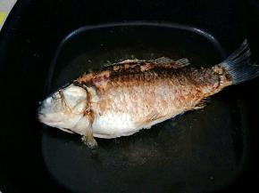 煎至两面金黄，把多余的油倒出来不用。