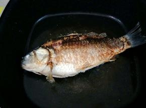 煎至两面金黄，把多余的油倒出来不用。