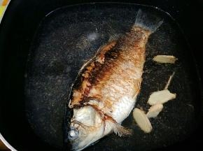 加入热水和姜片，大火烧个十分钟。