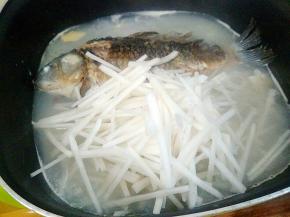 下萝卜丝煮至透明