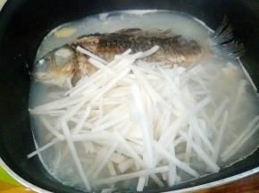 下萝卜丝煮至透明