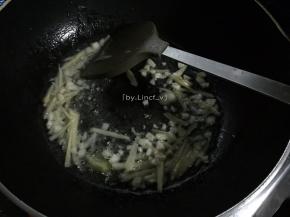 接着热油锅，放入姜丝蒜蓉炒香
