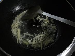 接着热油锅，放入姜丝蒜蓉炒香
