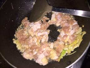 倒入鸡腿肉丁翻炒至变色
