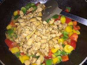 再倒入炒好的鸡肉丁炒匀炒熟即可出锅
