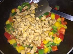 再倒入炒好的鸡肉丁炒匀炒熟即可出锅
