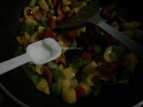 炒至约8成熟时加入适量盐翻炒
