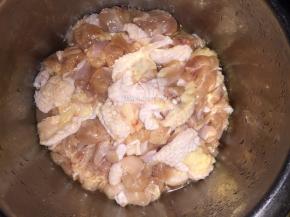 鸡腿肉切成小丁
