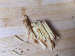 先将生姜洗净切丝待用
