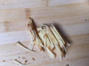 先将生姜洗净切丝待用
