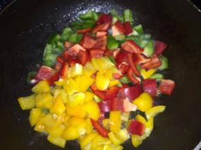 重新热油锅，放入三种切丁的菜椒翻炒
