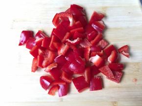 红甜椒洗净切小方块待用
