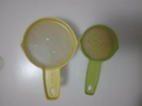 把大米和小米分别用清水浸泡3小时以上。如果时间急促，也可以不泡。