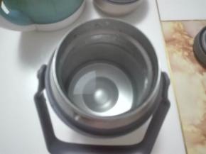 焖烧杯中倒入半杯烧开的水，盖上盖子预热5分钟以上。