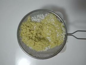 大米小米淘洗干净沥干水分。