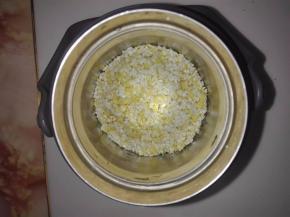 倒去预热的水，把大米小米放入杯中。