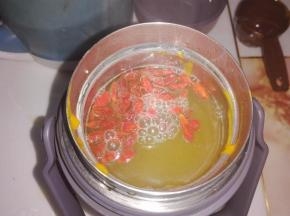 倒入刚刚烧开的水（100度一）至最高水位，用筷子从底部搅拌一下。