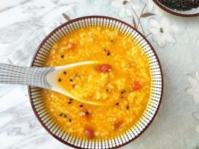 盛入碗里，撒上熟的黑芝麻即可享用啦。