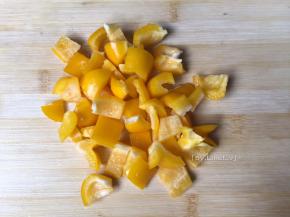 将黄甜椒洗净切小方块待用
