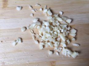 蒜瓣去皮切细小待用
