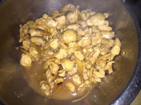 翻炒熟后先盛出
