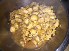 翻炒熟后先盛出
