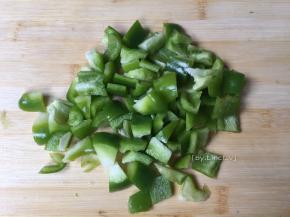 青甜椒洗净切小方块待用
