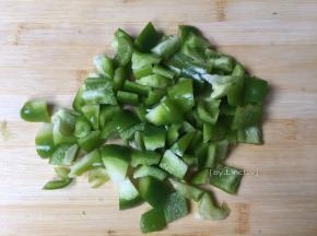 青甜椒洗净切小方块待用

