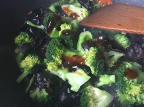 加蚝油翻炒均匀就可以吃咯