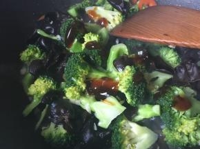 加蚝油翻炒均匀就可以吃咯