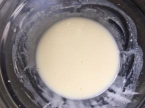 牛奶和油混合均匀