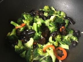 加入焯熟的西兰花木耳胡萝卜