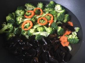 烧一锅水焯熟西兰花胡萝卜木耳