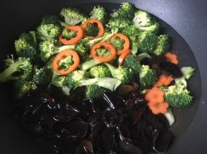 烧一锅水焯熟西兰花胡萝卜木耳