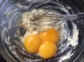 混合均匀加入蛋黄