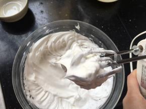 分三次加糖打到直立尖角