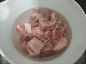 牛肉用清水浸泡2小时以上，期间换2次水。泡好后洗净切成小方块。