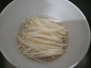 金针菇浸泡几分钟后洗净。