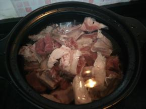 把牛肉块放入砂锅中，加入2000毫升清水。置于火上，大火烧开。