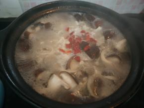 加入枸杞炖几分钟后关火，继续焖20分钟左右。