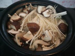 2-2.5小时后加入菌菇，继续炖半小时。