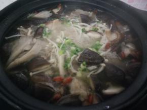 加入盐拌匀尝下味道，撒上葱花即可。