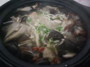 加入盐拌匀尝下味道，撒上葱花即可。