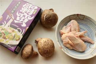 准备好牛肉粉，香菇和鸡翅。