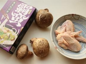 准备好牛肉粉，香菇和鸡翅。