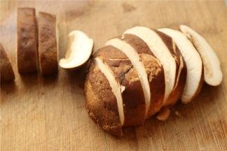 香菇去茎部，洗净切厚片。